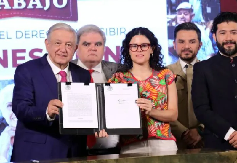 El presidente AMLO durante la firma del decreto. Foto: Agencias