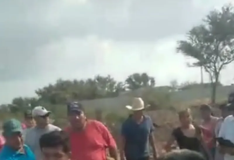 Los uniformados provocaron lesiones a un activista al que arrastraron para forzarlo a detener la manifestación.