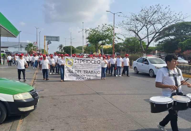 Obreros, burócratas, maestros y organizaciones civiles pidieron respeto a sus derechos laborales.