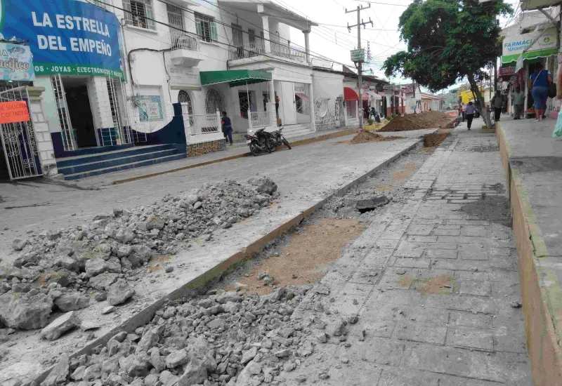 Apenas cambiaron el drenaje en la Juana C Romero, sigue siendo funcional. Por falta de planeación vuelven romper el concreto para otra línea.