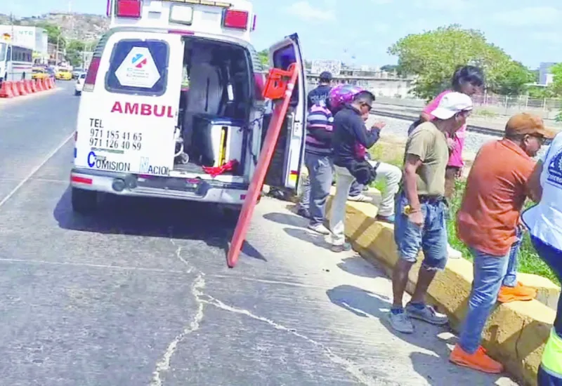 Paramédicos de la CNE rescataron al motociclista del canal pluvial.