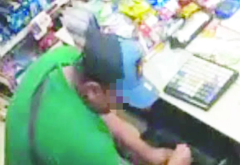Un maleantes en cuestión de minutos asaltó dos Oxxos.
