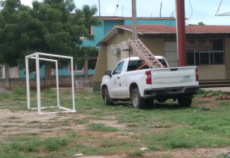 La actitud del personal de la empresa molestó a tutores y docentes; en respuesta, retuvieron un vehículo oficial.