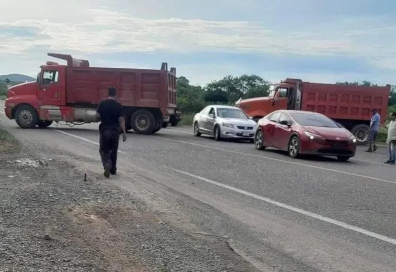 Unos 20 transportistas de la zona oriente del Istmo de Tehuantepec bloquearon durante tres horas la carretera Panamericana 190. Foto: Tomada de El Universal Oaxaca