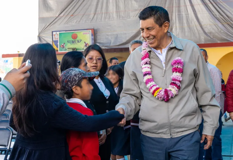 En Santa María Tepantlali, el Mandatario estatal anunció que el Gobierno de Oaxaca destinará 7 millones 584 mil pesos para atender las necesidades más apremiantes de las y los habitantes. Foto: Cortesía.