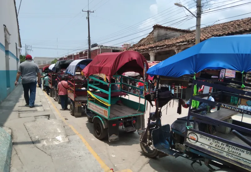 Motocarros ruidosos estresan a la población de Tehuantepec.