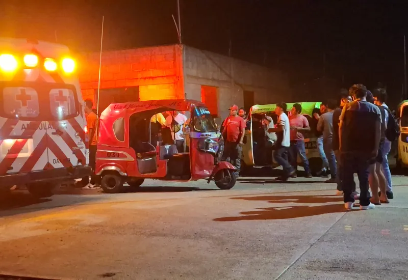 Una ambulancia llegó al lugar del accidente para brindar atención al menor lesionado.
