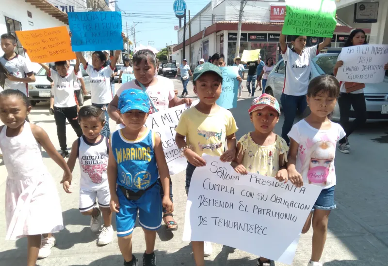 Personas deportistas exigieron un alto a la presunta invasión del predio que ocupa la unidad deportiva.