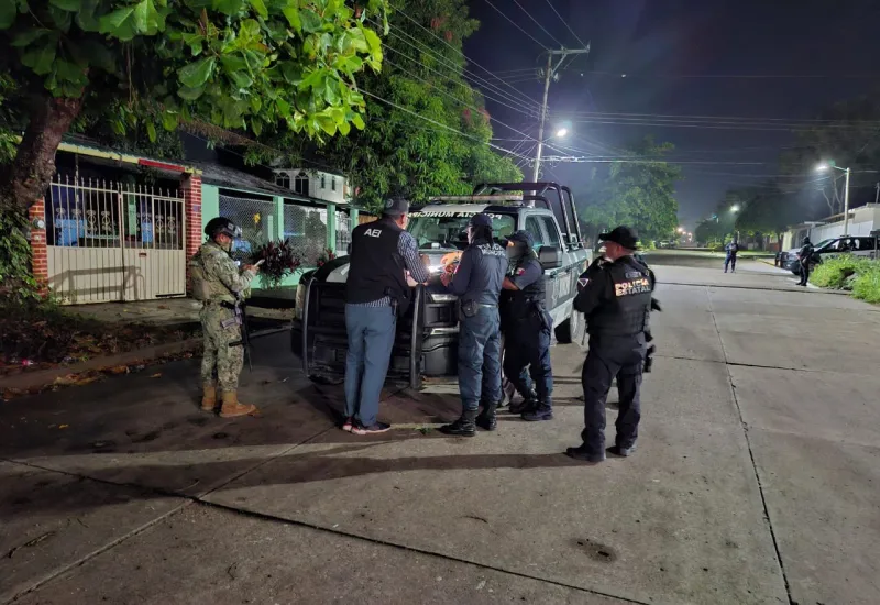 Elementos policiacos de diversas corporaciones llegaron al lugar de la ejecución.
