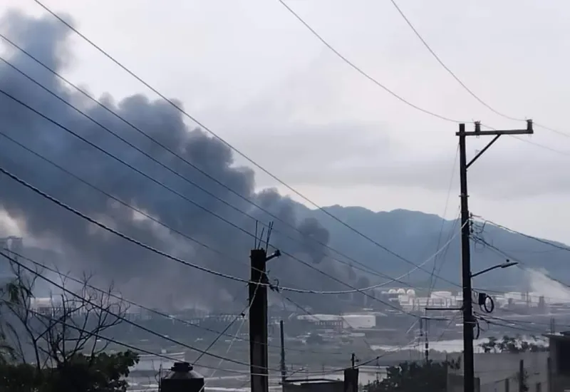  Impresionante incendio se registró en la refinería la tarde del sábado 7 de septiembre.
