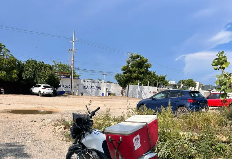 Un vehículo embistió a un mototortillero en la Calzada la Refinería a la altura de la colonia Bugambilias.