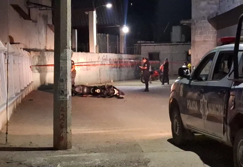 Los atacantes abandonaron la moto en el lugar y huyeron.