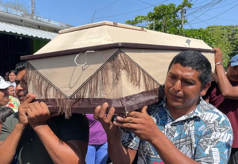Momento de la dolorosa despedida de cuatro integrantes de una familia en un panteón de Juchitán. Foto: Amando Orozco 