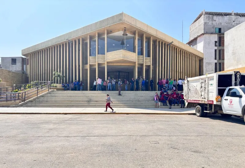 Trabajadores de Salina Cruz se manifestaron en el Palacio Municipal. 