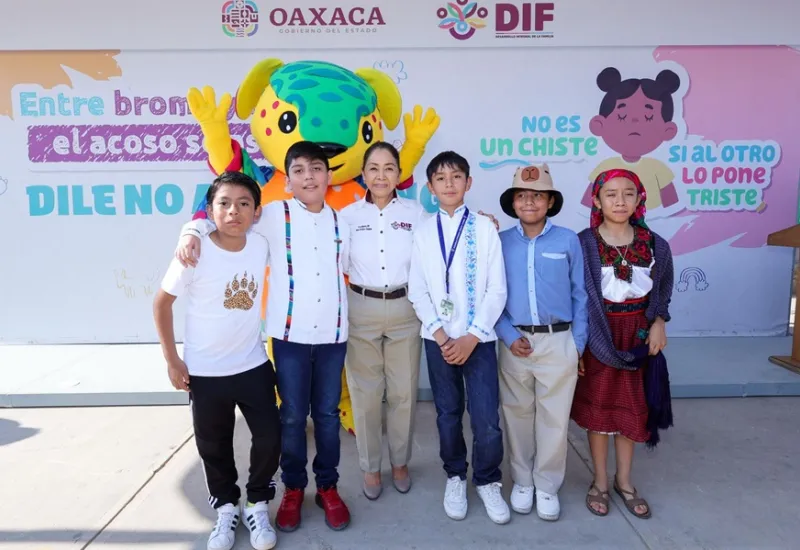 Junto a niñas y niños Impulsores de la Transformación, la Presidenta Honoraria del organismo estatal, Irma Bolaños Quijano y la titular de la Semovi, Yesenia Nolasco Ramírez encabezaron el banderazo de arranque de las unidades. Foto: Cortesía.