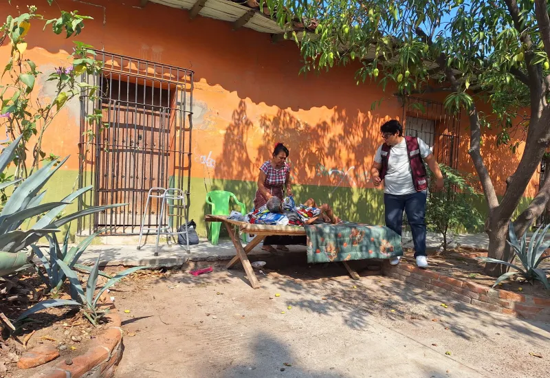 En condiciones deplorables, un abuelito fue abandonado en las calles del barrio Santa María.