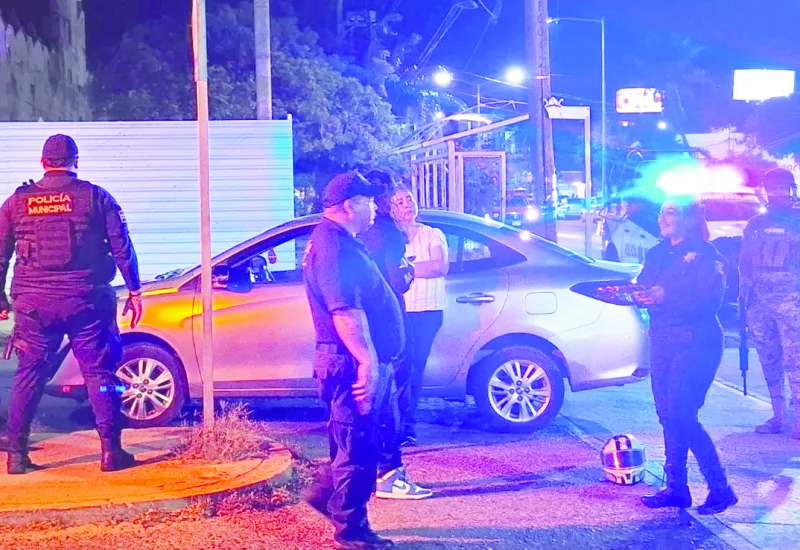 Un automovilista y un motociclista chocaron la noche del sábado en el centro de Salina Cruz. Foto: Abigail Hernández 
