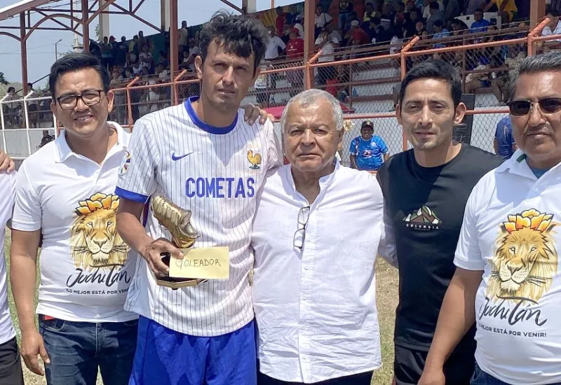 Vicente Morales recibió su premio de campeón goleador.