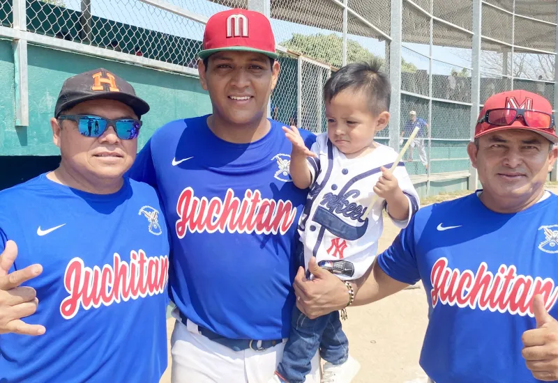 David Ordaz fue el pitcher ganador del segundo juego, flanqueado por el mánager Jeremías Mendoza y Alejandro Pineda.