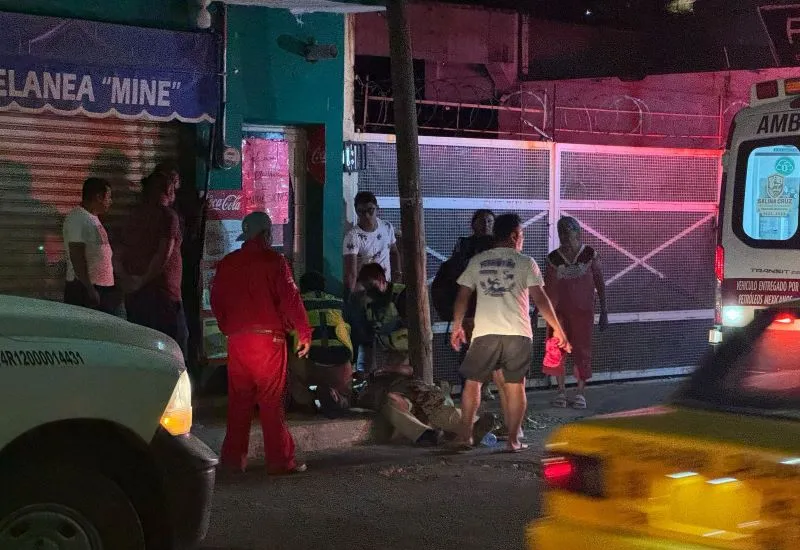 Con un tubo, el delincuente golpeó a su víctima hasta el cansancio.