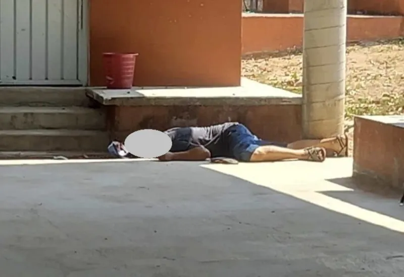 La víctima quedó tirada en el patio del jardín de niños, mientras los asesinos huyeron del lugar.