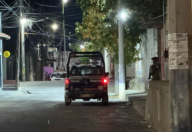 Policía Municipal y Marina bajaron la manta colgada en cercanías de una pizzería. 