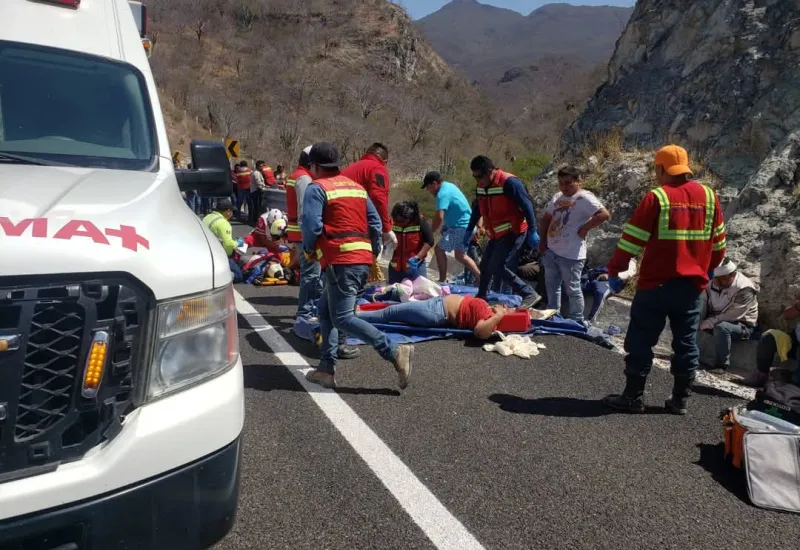  El autobús volcó fuera de la carretera tras sufrir una falla mecánica.