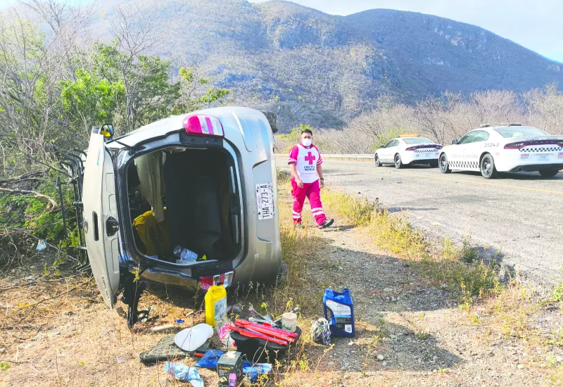 Tras el encontronazo, uno de los autos volcó fuera de la carretera.